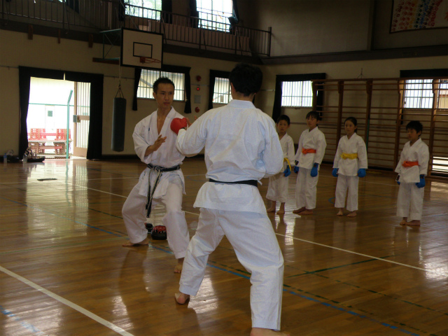 http://web-asao.jp/hp/yuri-karate/img/P6050401.jpg