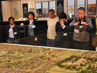 川越市立博物館　大きな市域図を見ながら、学芸員さんの説明を聞きました。