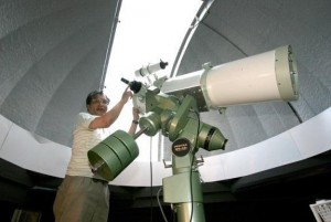 天文台内部の天体望遠鏡と筆者